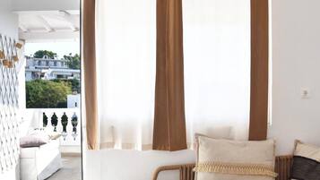 Un dormitorio moderno con cama, sofá y zona de cocina.