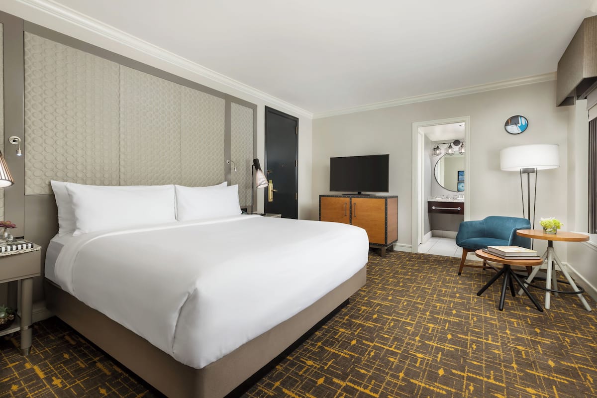 Phòng Premier, 1 giường cỡ king | Bộ đồ giường kháng dị ứng, chăn bông, nệm có lớp đệm bông