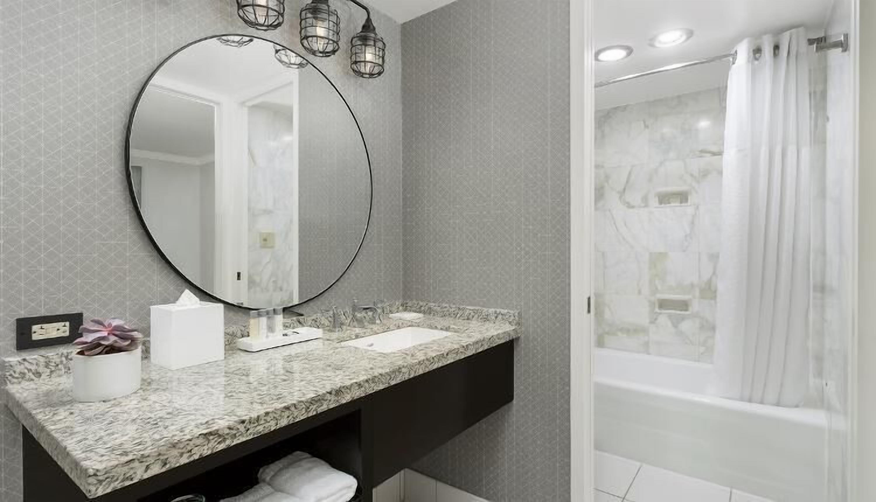 Suihkun ja ammeen yhdistelmä, hierova suihkupää