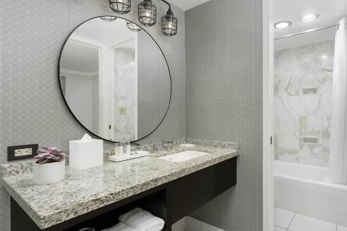 Suihkun ja ammeen yhdistelmä, hierova suihkupää