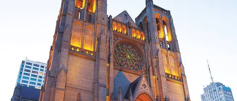 A large cathedral with a prominent rose window and two towers, featuring a grand entrance and steps leading up to it.