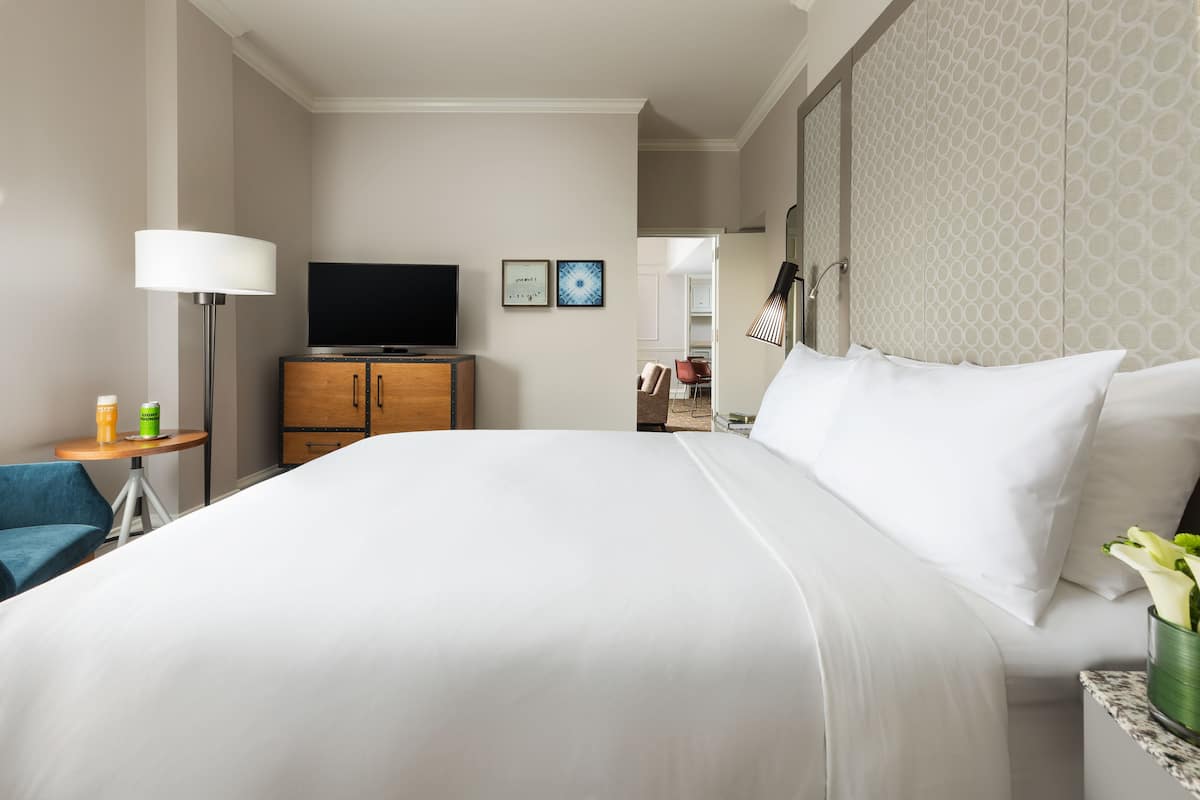 Suite (Parlor/Newly Renovated)