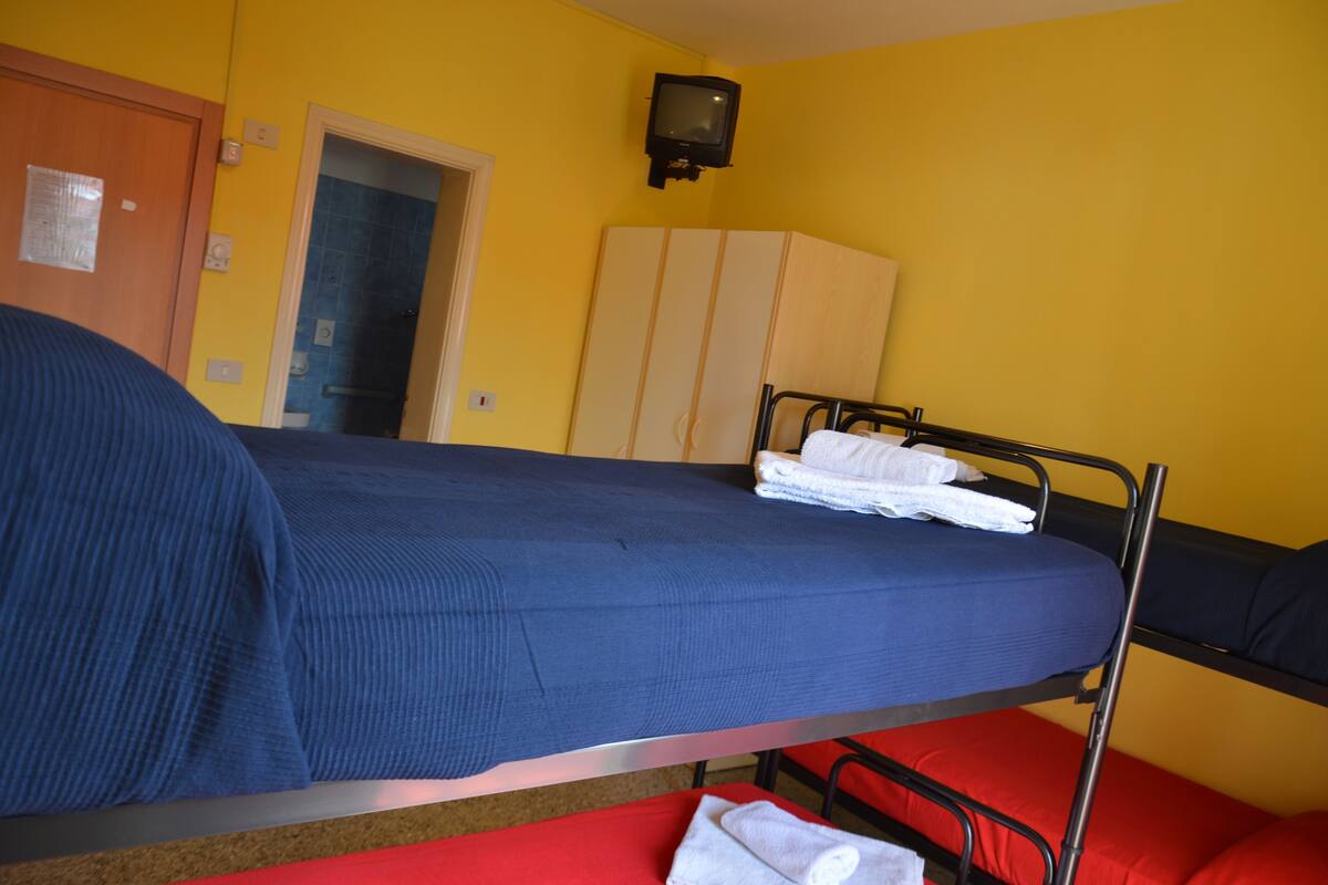 In-room safe, desk, free WiFi