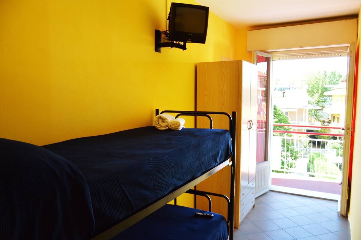In-room safe, desk, free WiFi