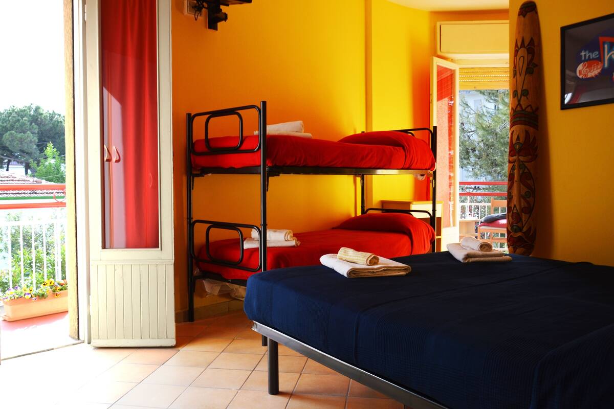 In-room safe, desk, free WiFi