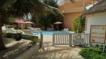 2 outdoor pools, pool umbrellas