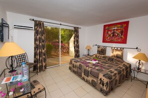 Dobbelt- eller tomannsrom – standard | Skrivebord, blendingsgardiner, barnesenger (inkludert) og sengetøy