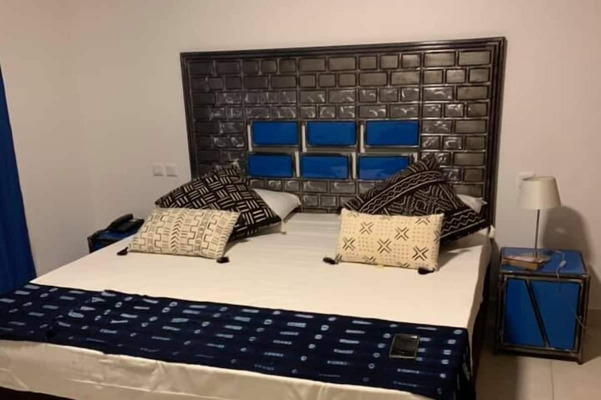 Desk, blackout curtains, free cots/infant beds, bed sheets