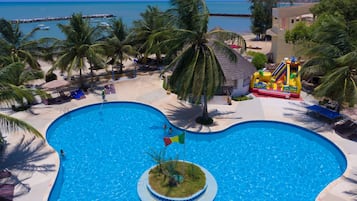 2 hồ bơi ngoài trời, dù/ô trên bãi biển/hồ bơi