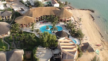 2 piscines extérieures, parasols de plage