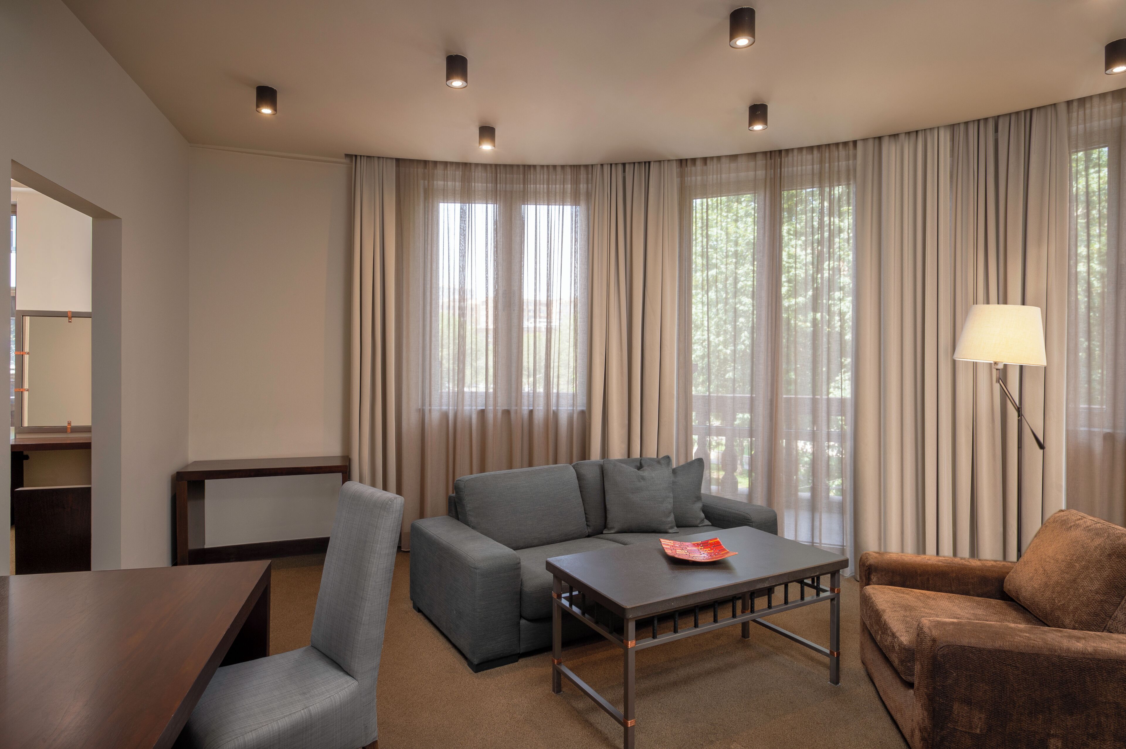 executive suite | living area | 32-inch lcd tv with digital channels, tv