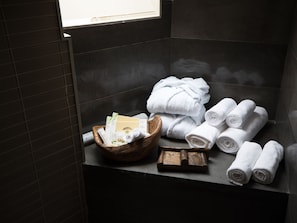 Suite présidentielle | Salle de bain | Articles de toilette (gratuits), séchoir à cheveux, peignoirs
