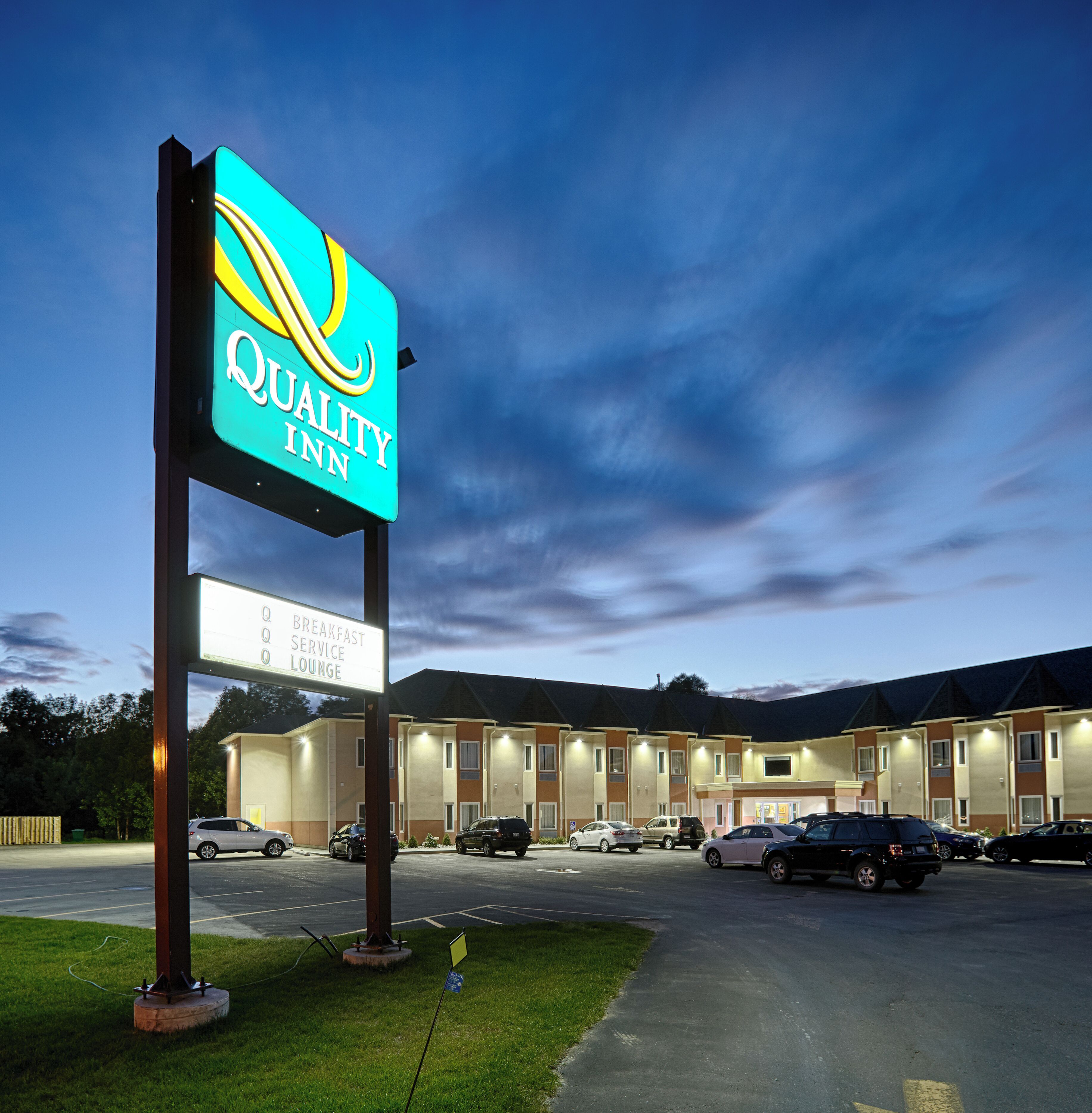 A Quality Inn sign with a breakfast service lounge.