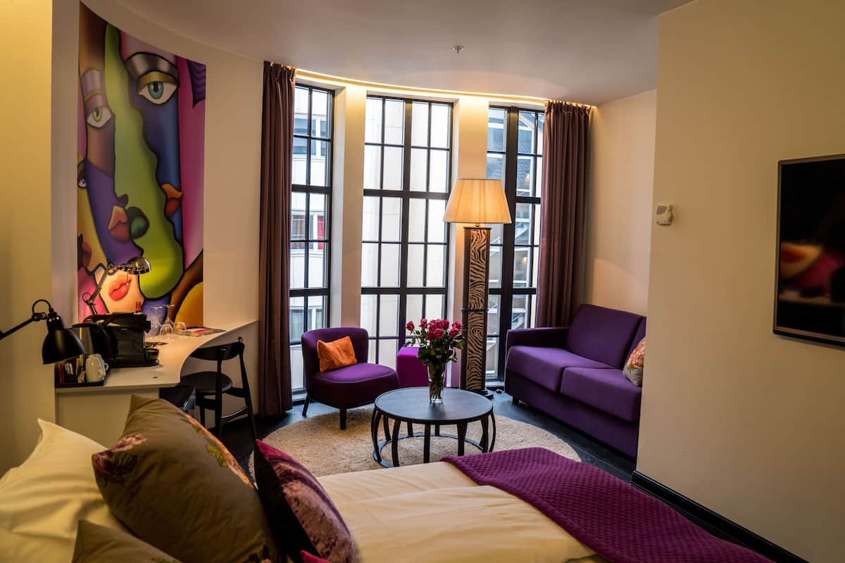 deluxe room, 1 king bed | pillow-top beds, minibar, desk, soundproofing