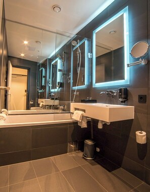 Deluxe Room, 1 King Bed | Bathroom | Free toiletries, hair dryer, towels - Hotel No13 (Bergen)