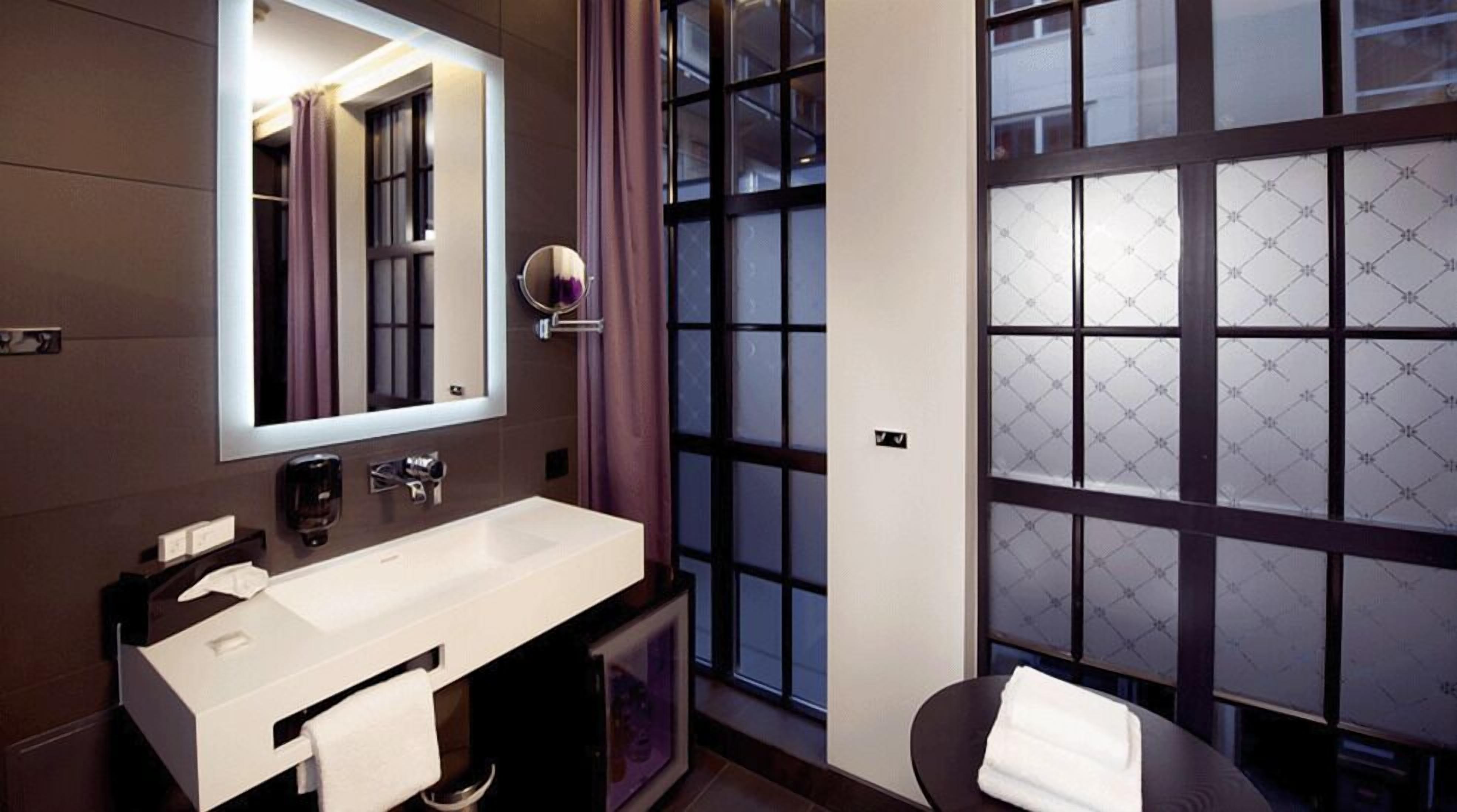 standard room, 1 queen bed | bathroom | free toiletries, hair dryer, towels