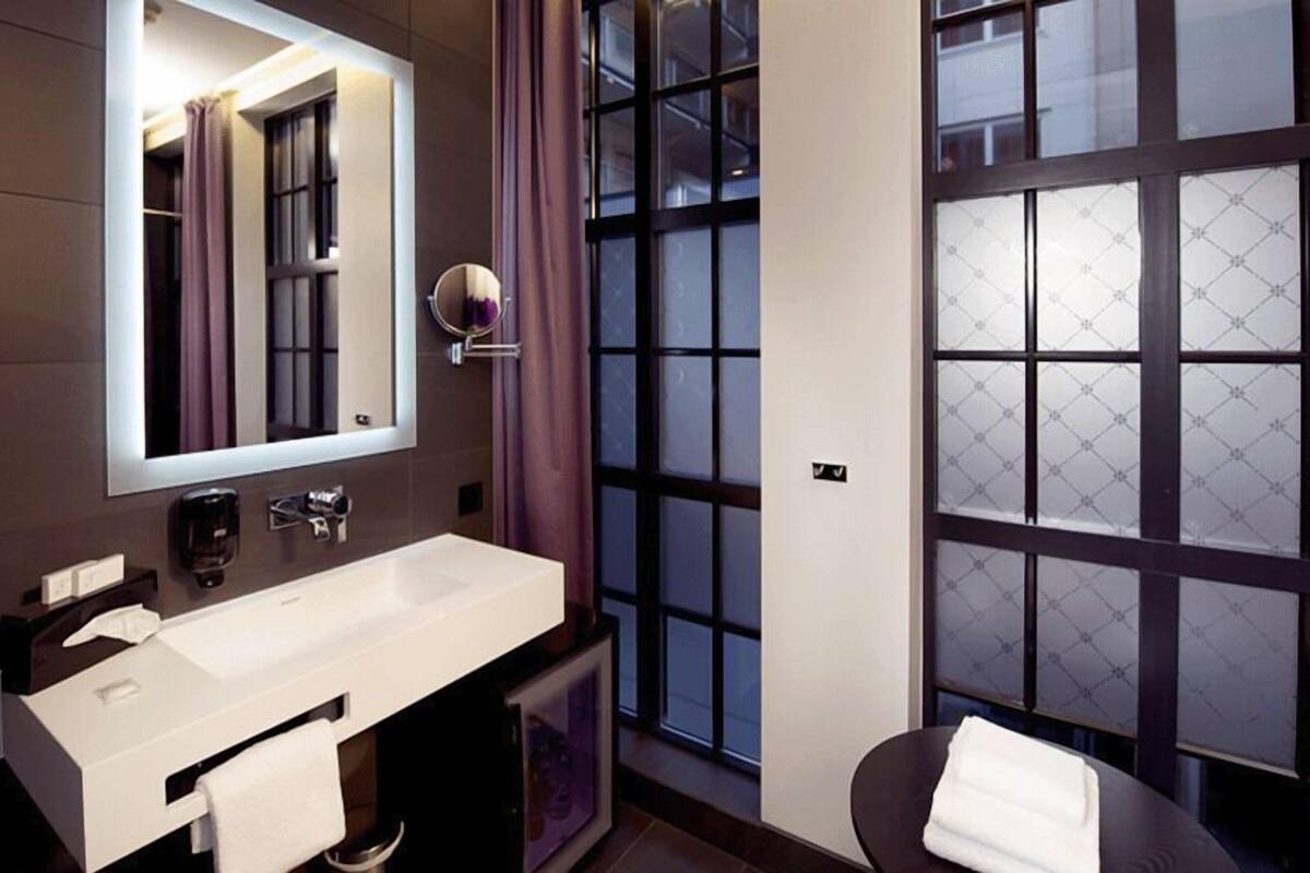 standard room, 1 queen bed | bathroom | free toiletries, hair dryer, towels