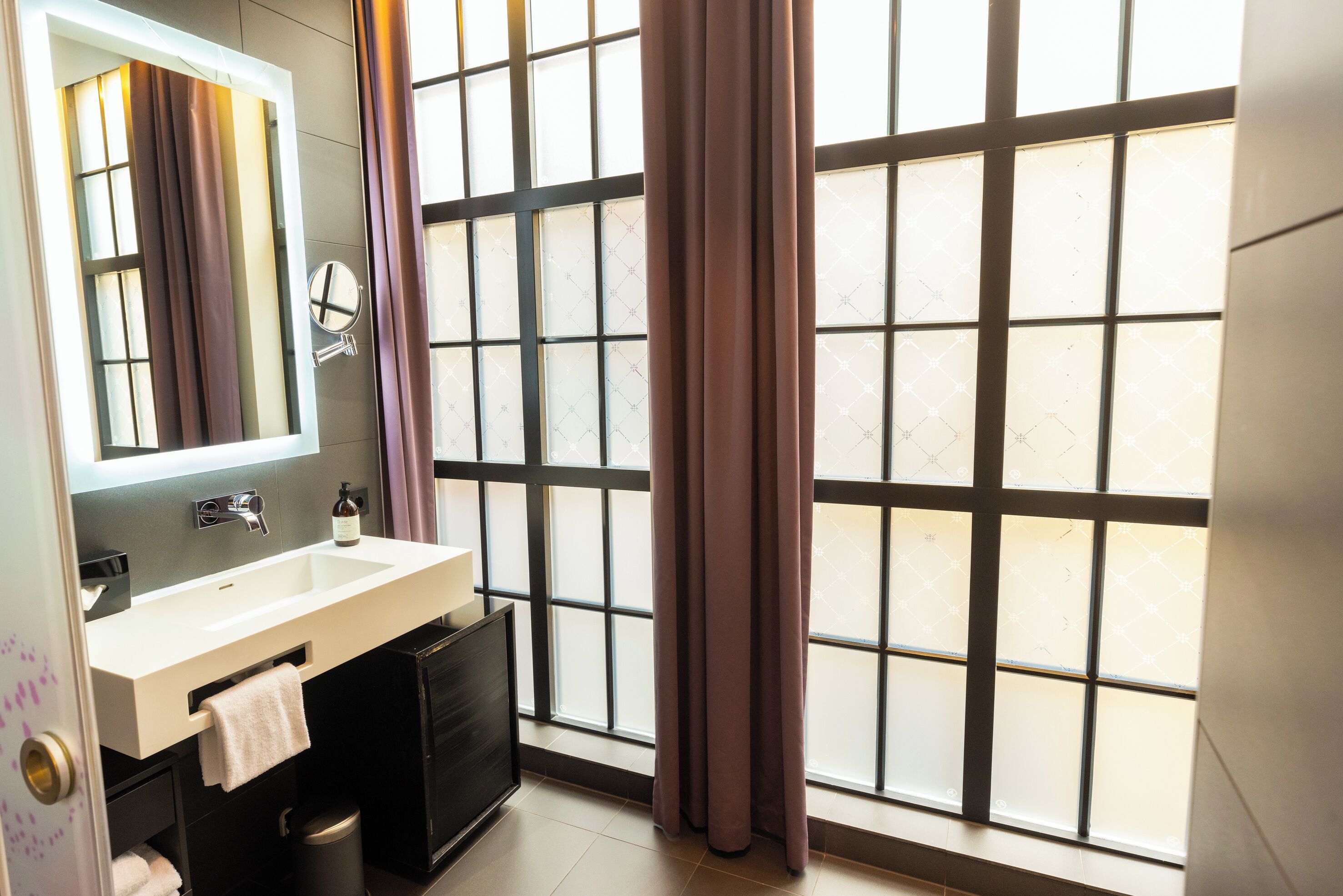 standard room, 1 queen bed | bathroom | free toiletries, hair dryer, towels