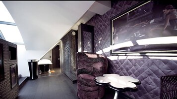 1 dormitorio, colchones con acolchado adicional, minibar y escritorio