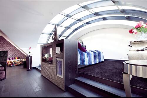 1 chambre, surmatelas, minibar, bureau