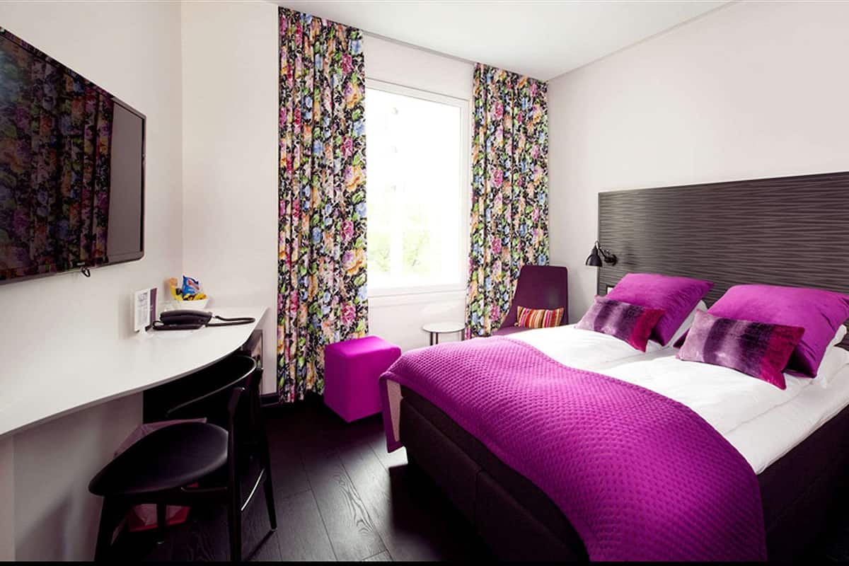 1 chambre, surmatelas, minibar, bureau