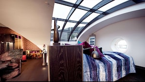1 bedroom, pillow-top beds, minibar, desk
