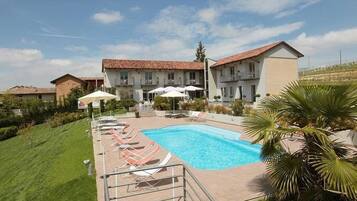 Outdoor pool, pool umbrellas, sun loungers