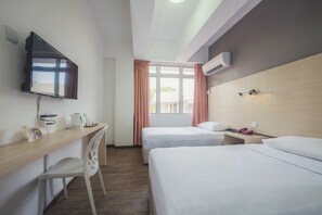 Escritorio, cortinas blackout y tabla de planchar con plancha 