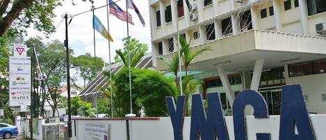 Vista frontal de la propiedad