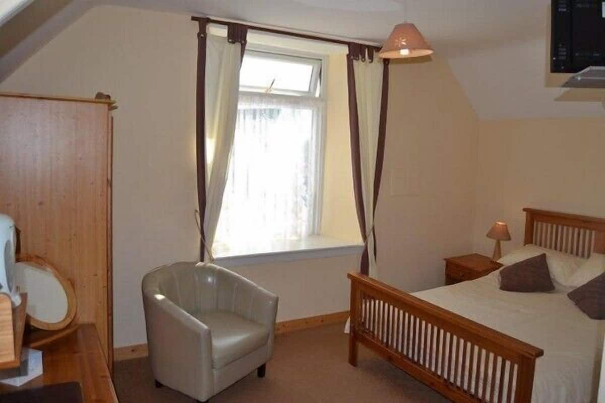 Desk, cots/infant beds, free WiFi, bed sheets