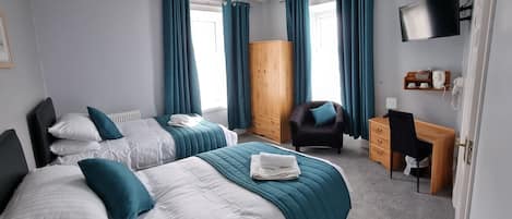 Chambre avec lits jumeaux, salle de bains attenante