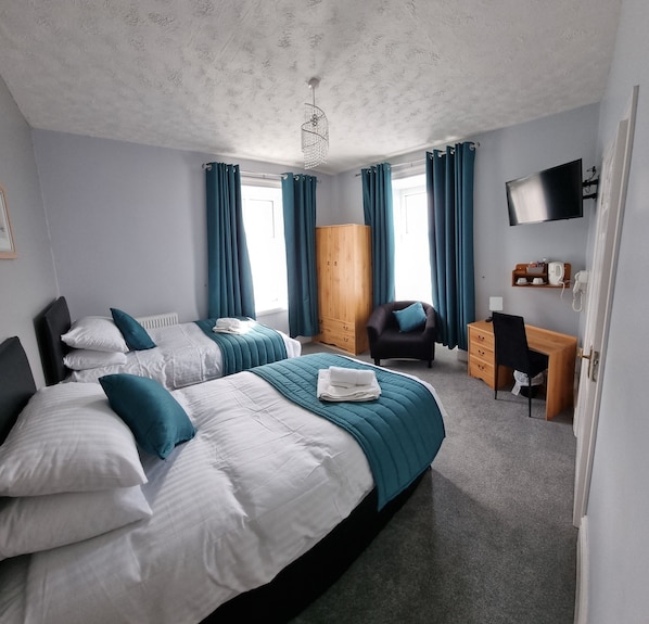 Habitación con 2 camas individuales, baño en la habitación