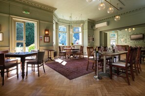 Breakfast, lunch, dinner and brunch served - Worplesdon Place Hotel (Guildford)