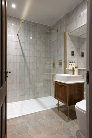 Deluxe Twin Room | Bathroom | Free toiletries, hair dryer, towels, soap - Worplesdon Place Hotel (Guildford)