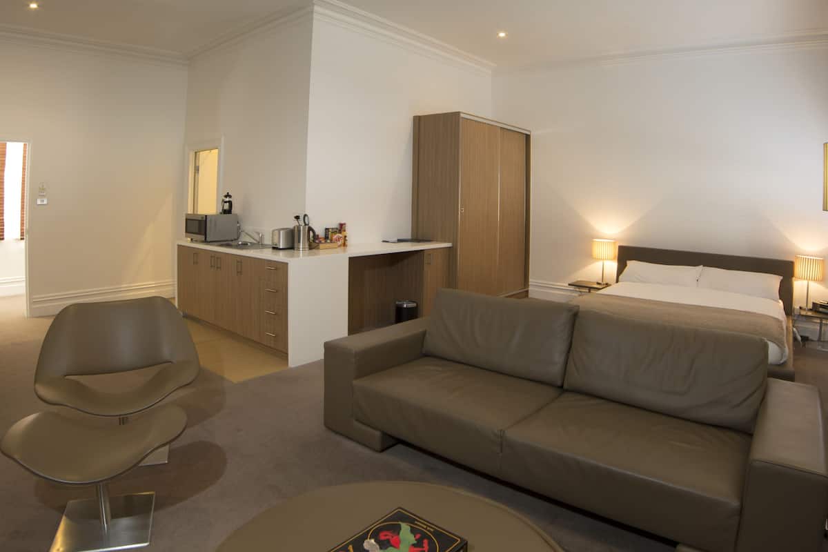 standard room, non smoking, kitchenette (king suite) | private kitchenette | fridge, microwave, coffee/tea maker, electric kettle