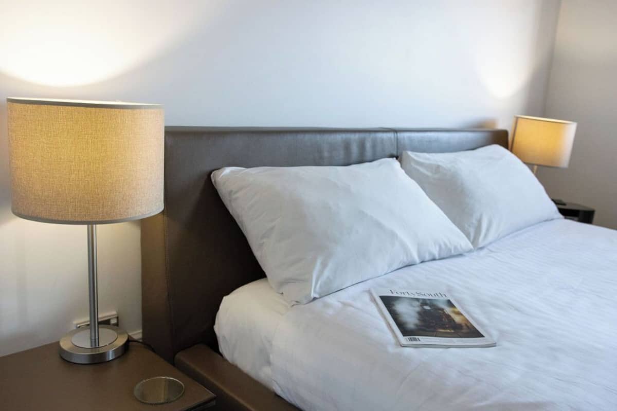 Hypo-allergenic bedding, minibar, iron/ironing board, free WiFi