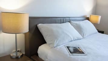 Hypo-allergenic bedding, minibar, iron/ironing board, free WiFi