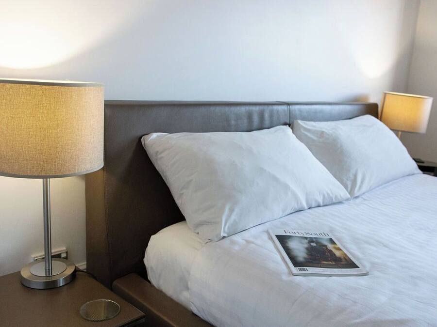 Ropa de cama hipoalergénica, minibar y tabla de planchar con plancha