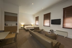 Ropa de cama hipoalergénica, minibar y tabla de planchar con plancha