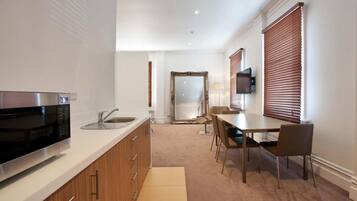 Hypo-allergenic bedding, minibar, iron/ironing board, free WiFi