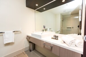 Shower, free toiletries, hair dryer, towels - The Colmslie Hotel (Morningside)