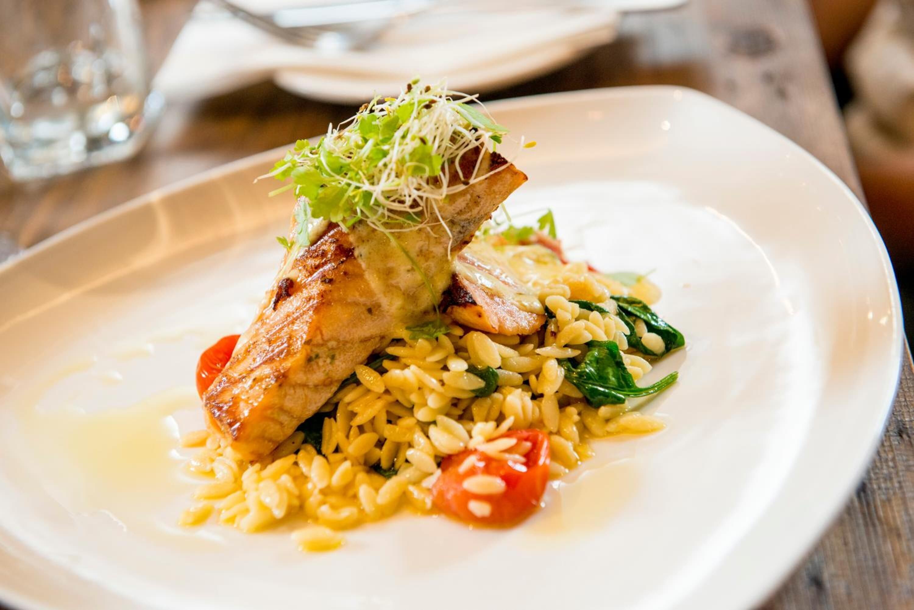 Un plato de comida con arroz, tomates y verduras.