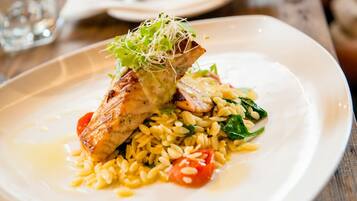 Un plato de comida con arroz, tomates y verduras.
