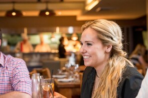 供应早餐、午餐和晚餐