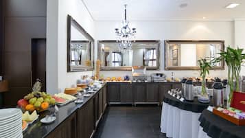 Free daily buffet breakfast