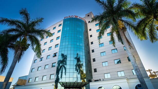 Un hôtel au design moderne, caractérisé par une façade en verre incurvé remarquable et une enseigne indiquant « Far East Hotel ».