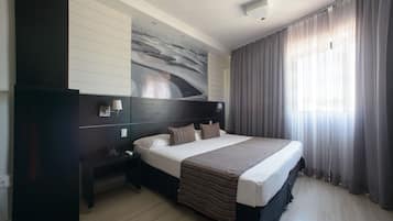 Junior Suite | Minibar, in-room safe, desk, blackout curtains