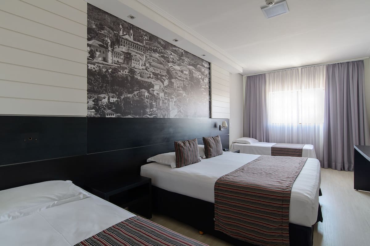 Deluxe kamer | 1 slaapkamer, een minibar, een kluis op de kamer, een bureau