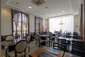 Free daily buffet breakfast  - Faro Hotel Taubaté (Taubate)