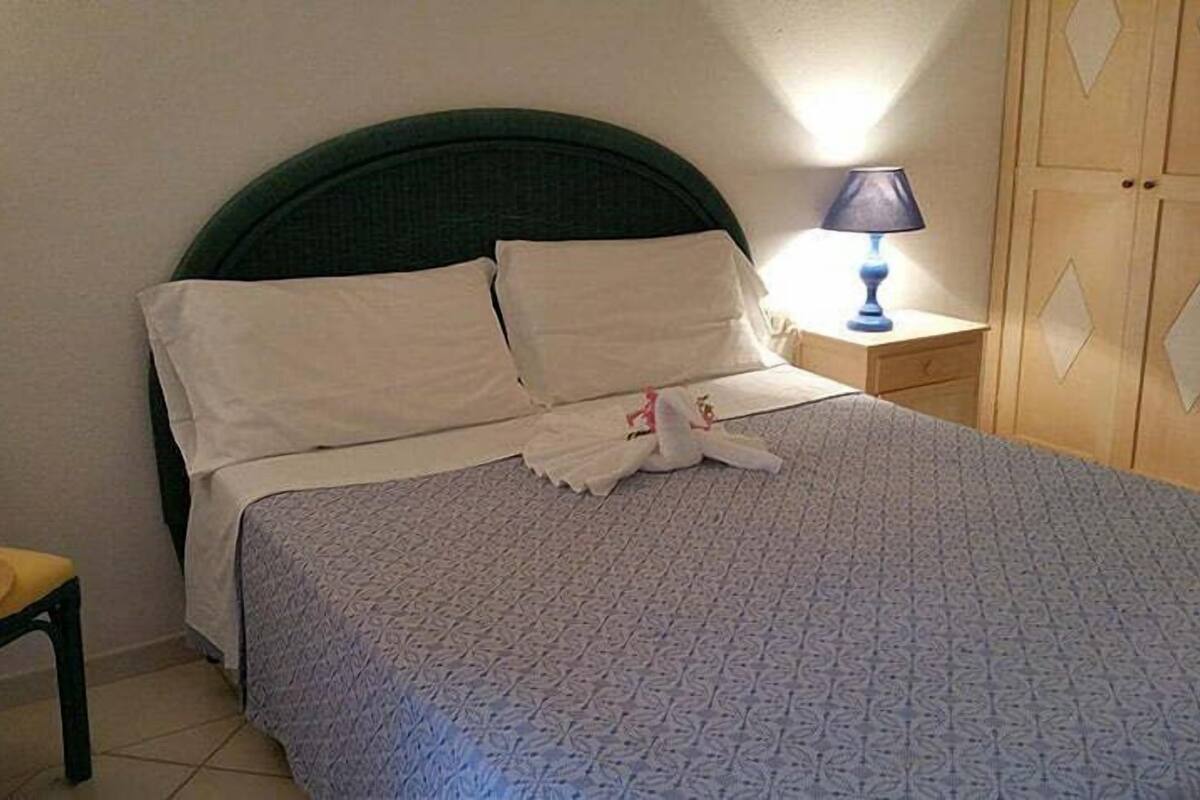 Een bureau, geluiddichte muren, babybedden (toeslag), gratis wifi